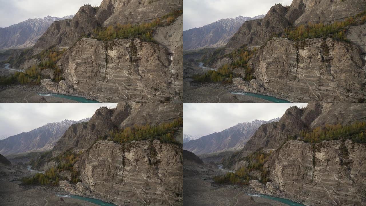 秋季喜马拉雅山脉的河峡谷