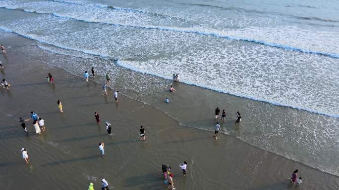 海南省三亚市三亚湾耶梦长廊沙滩的旅游游客