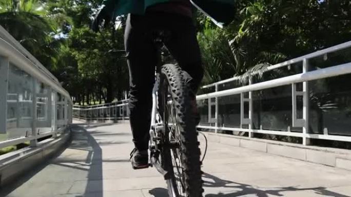 晴天在城市骑自行车的女人
