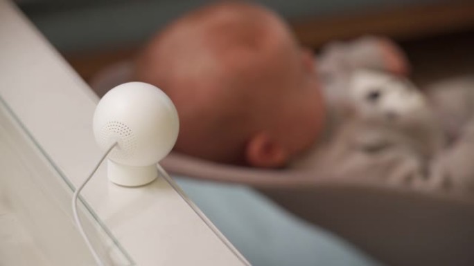室内闭路电视无线网络安全摄像机用于监控和婴儿监视器。机架聚焦。