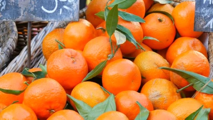绿叶橘子。蔬菜和水果市场有各种各样的水果。健康素食。德语价格标签