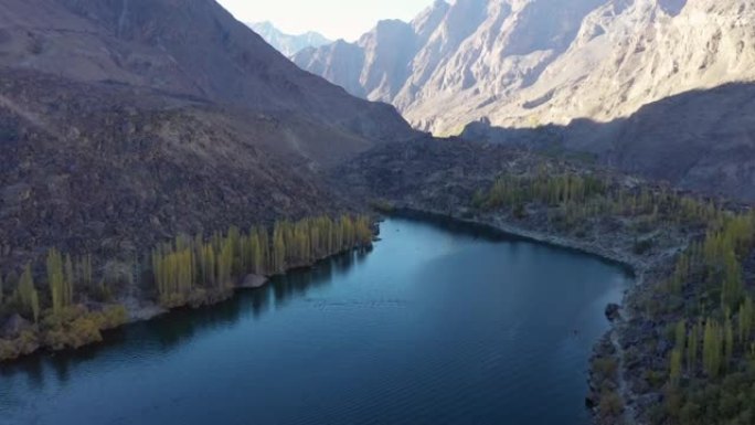 巴基斯坦北部山区阿塔巴特湖的风景鸟瞰图