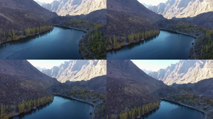 巴基斯坦北部山区阿塔巴特湖的风景鸟瞰图