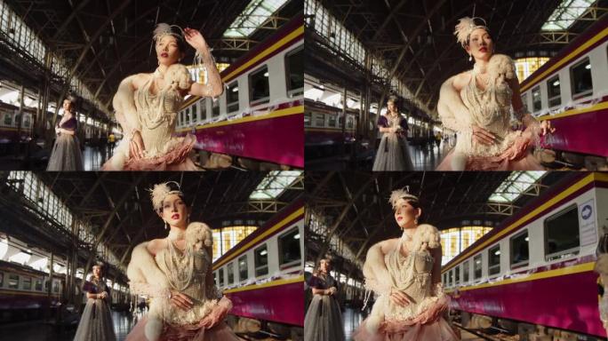 美丽的盖茨比女人的复古肖像站着环顾四周，等着她的爱人来火车