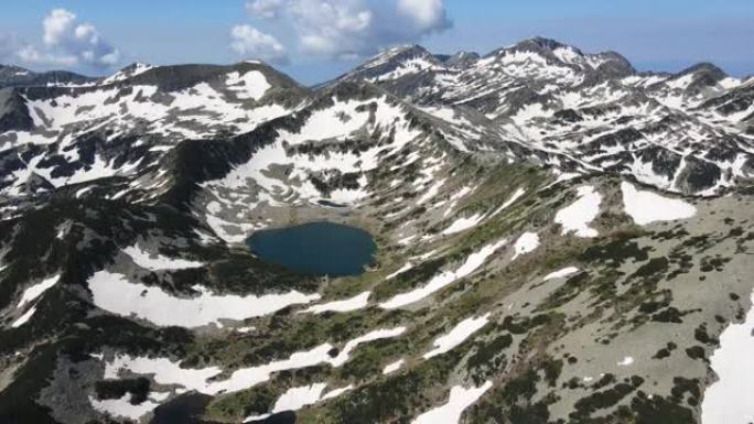 保加利亚皮林山Kremenski湖和德扎诺峰的鸟瞰图