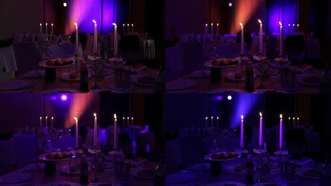 浪漫的烛光晚餐的桌子。在没有人的烛光下在餐厅用餐。