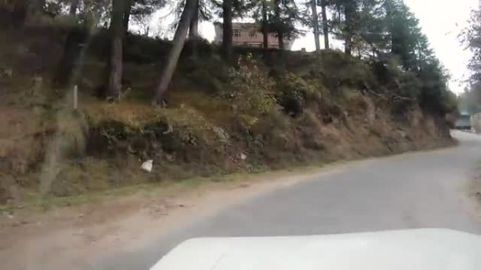 印度喜马al尔邦的马纳利，一辆挡风玻璃脏的汽车在狭窄的道路上行驶的4K POV Hyperlapse