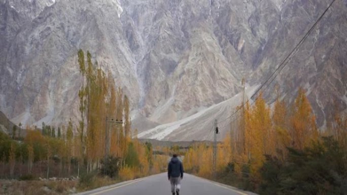 秋天在喜马拉雅山的路上行走的人