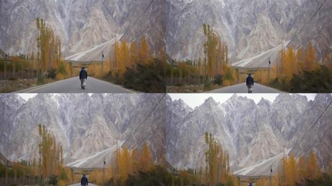 秋天在喜马拉雅山的路上行走的人