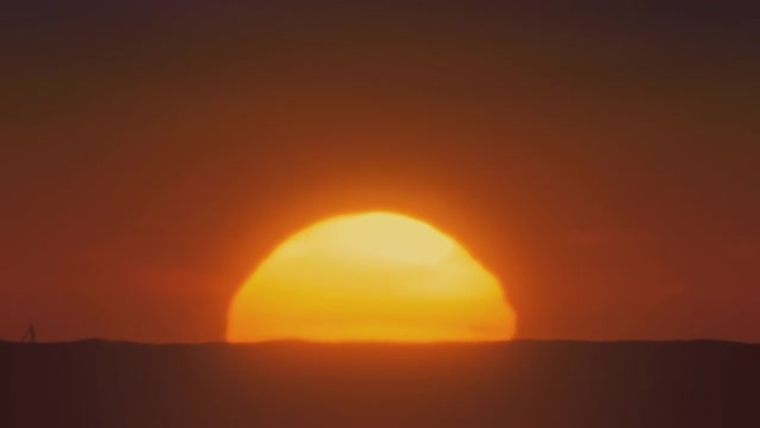 非洲日落时间流逝，有大太阳和无云的天空电影4k镜头。