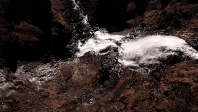 无人机在悬崖上朝着rjukandafoss的瀑布流动