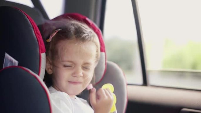 小女孩喜欢在乘坐汽车座椅时吹肥皂泡