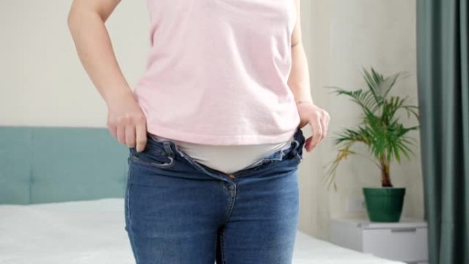 成功穿着紧身牛仔裤。超重、肥胖女性、节食和超重问题的概念