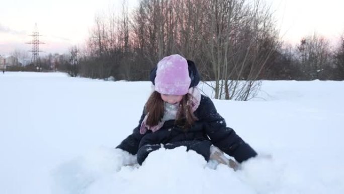 小可爱女孩玩雪，玩得开心。儿童冬季游戏假期概念