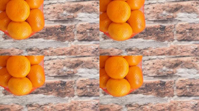 橙色网中新鲜橘子的视频。