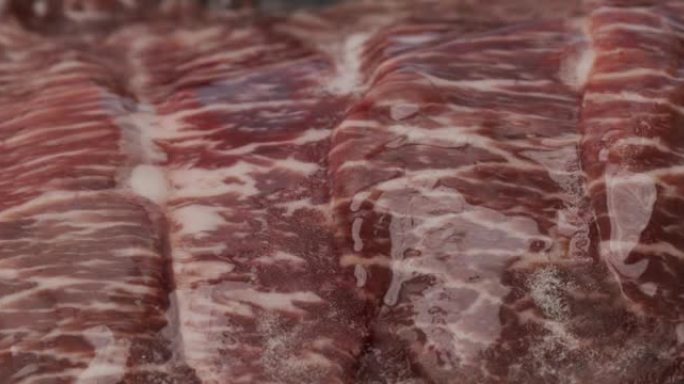 解冻的冷冻肉牛排上的冰片。