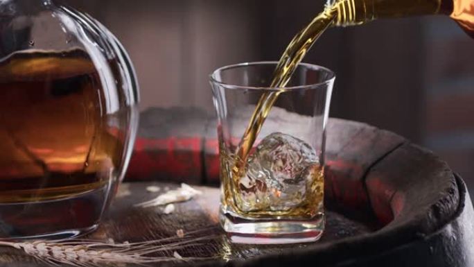 一块冰块慢慢落入玻璃杯中，站在一桶老式威士忌上，从瓶子里出来的威士忌立即倒入玻璃杯中。