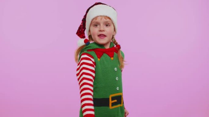 不满的儿童女孩圣诞精灵不高兴地打手势，指责失败的责骂