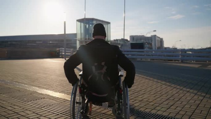 城市轮椅上的残疾人，使用手动无效马车移动