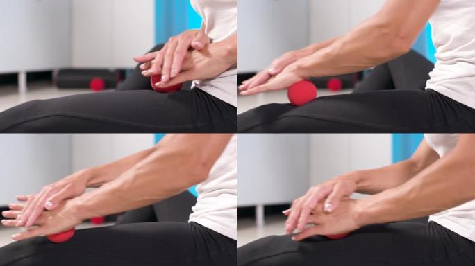 白人妇女用按摩球做肌筋膜按摩。大腿和臀肌肌筋膜按摩
