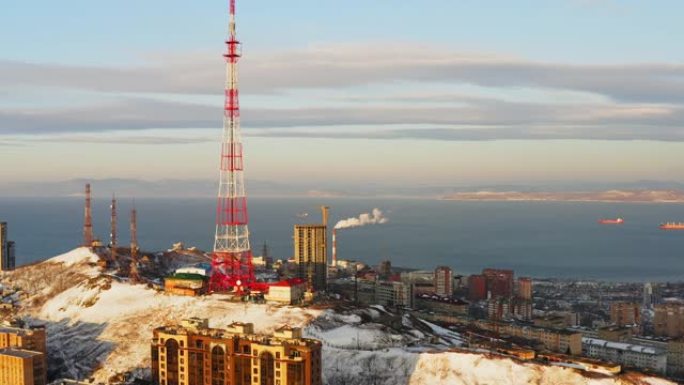 一座覆盖着雪的山顶上有一座电视塔。俄罗斯海参崴