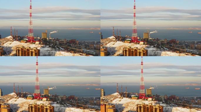 一座覆盖着雪的山顶上有一座电视塔。俄罗斯海参崴