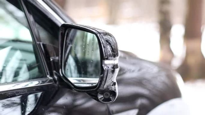 侧视摄像头安装在黑色汽车的侧镜中。360度全方位摄像机。新技术。汽车中的现代技术。