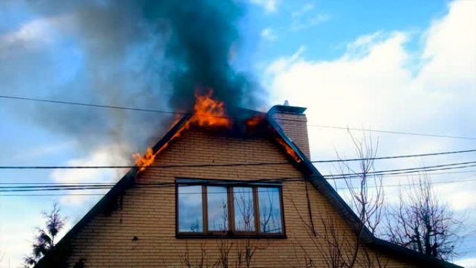 房子的屋顶着火了。选择性聚焦。自然。