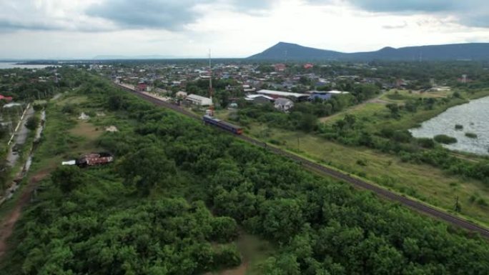 泰国中部Pa Sak dam Lopburi上的火车和大坝大桥的铁路桥的空中无人机视图。