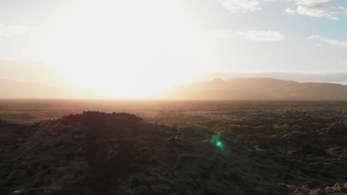 日落时冰岛的苔藓田