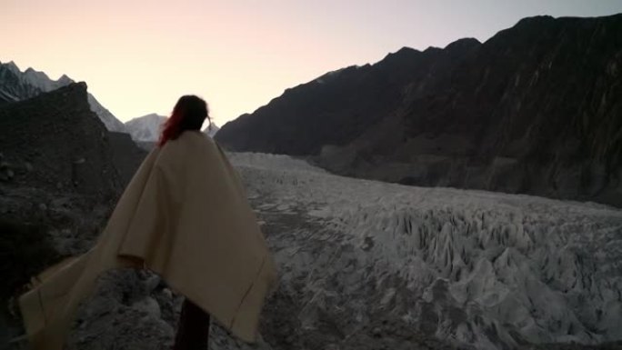 女人看着巴基斯坦的冰川