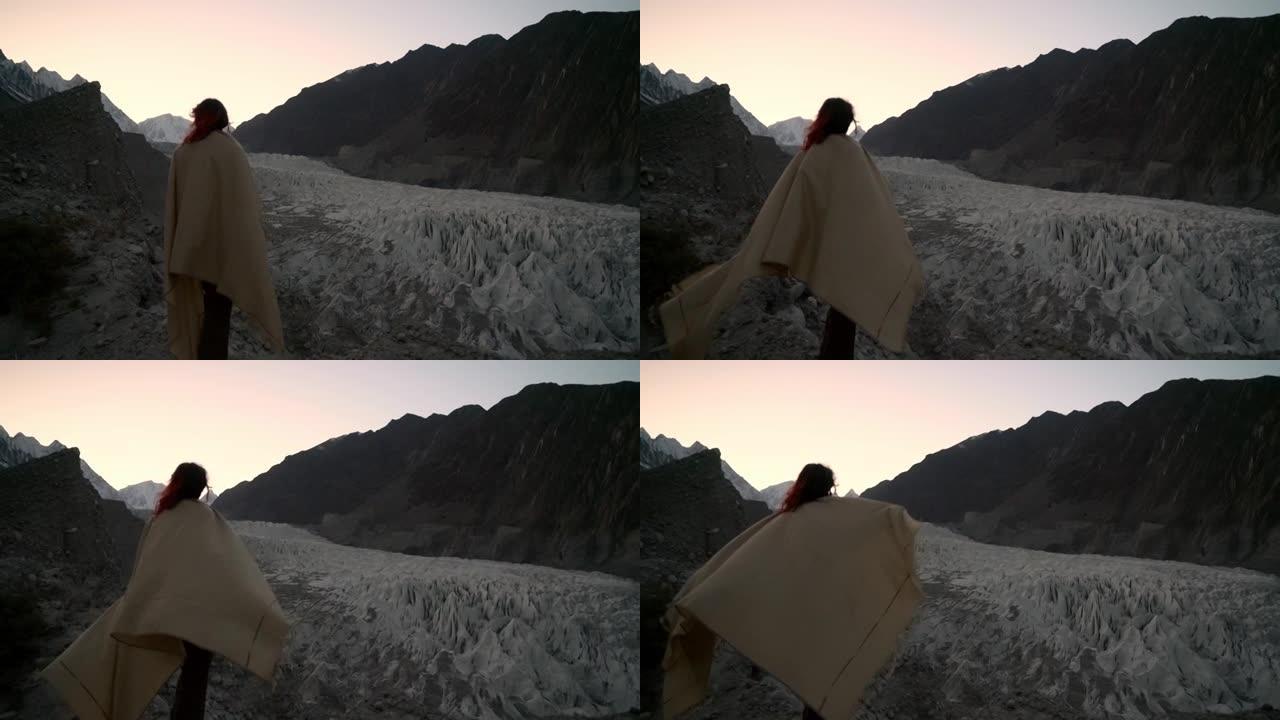 女人看着巴基斯坦的冰川
