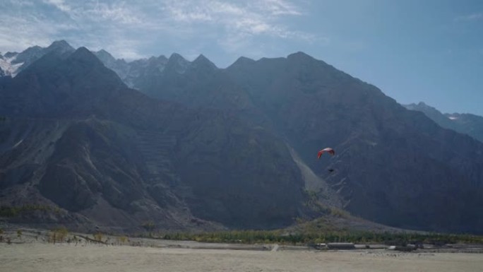 在巴基斯坦北部的Katpana沙漠上空飞行的paramotor的风景