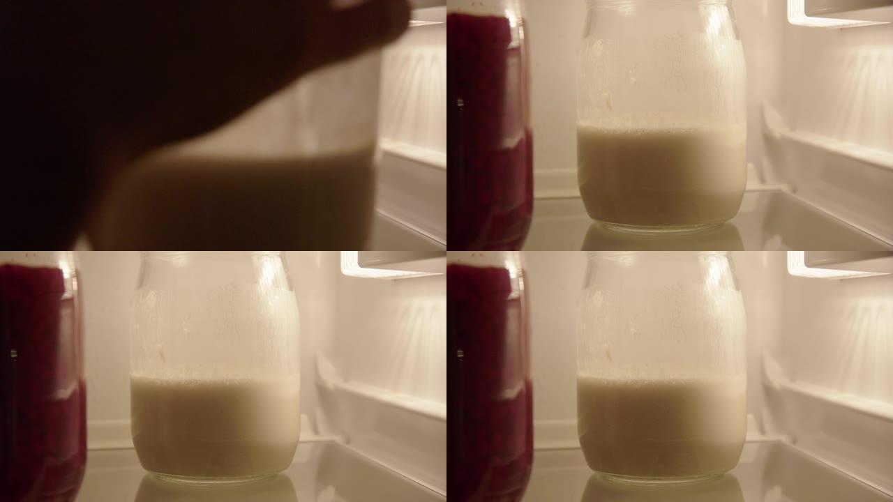 特写-酸面团发酵剂返回冰箱