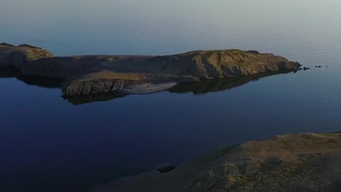 夏季在新地岛沙漠上的北冰洋海岸线。