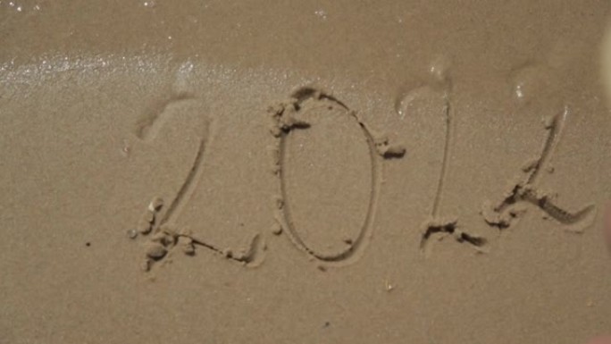 单词2022写在沙滩上。新年2022文字在海边