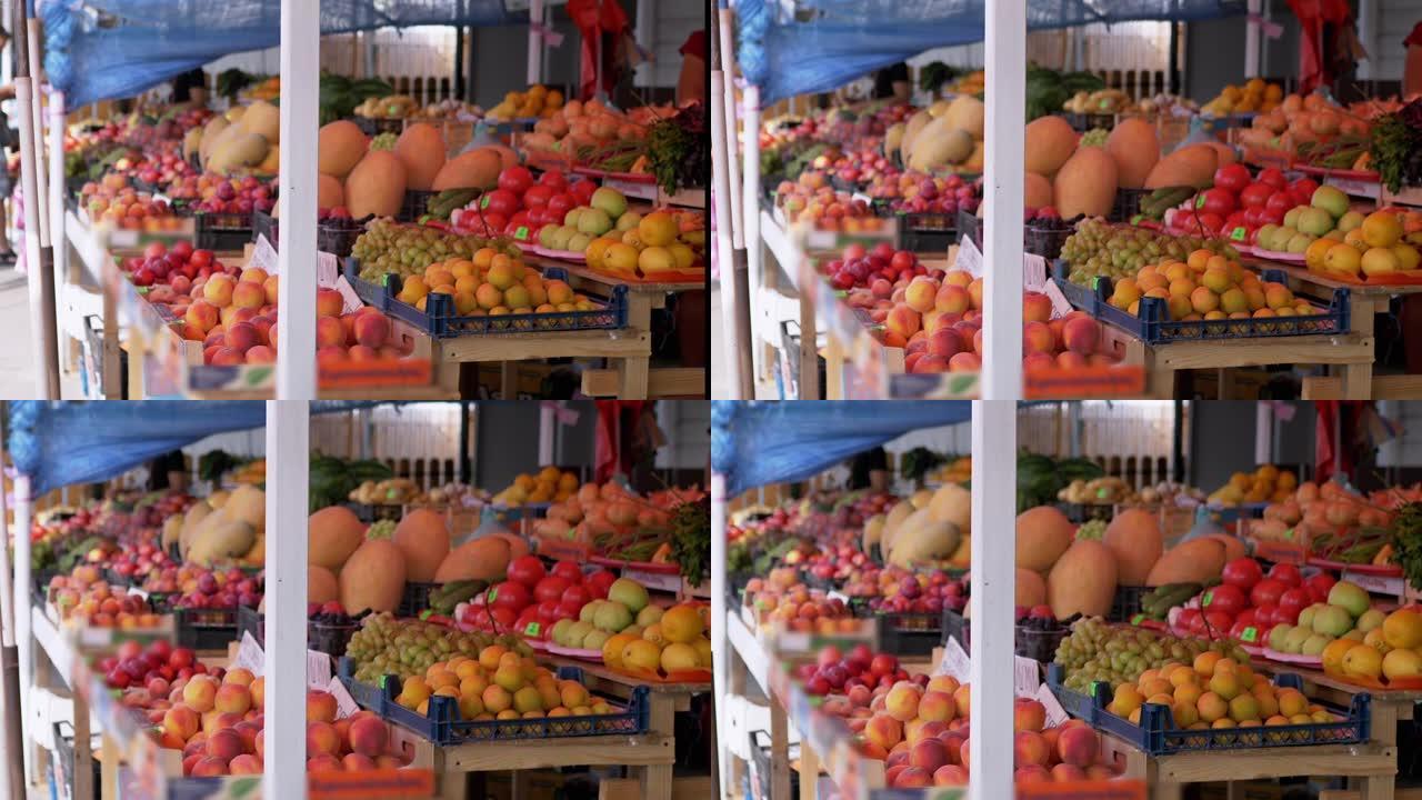 在市场的露天柜台上出售带有价格标签的木箱中的新鲜水果