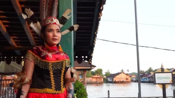 年轻女性Dayak喜欢站在河边
