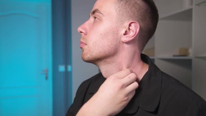 年轻的白人男性理疗师做自我颈部按摩。亲自展示健康促进