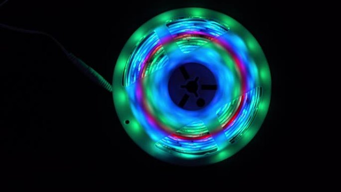 美丽的彩色发光二极管闪电圈在黑色背景下，具有闪电效果。