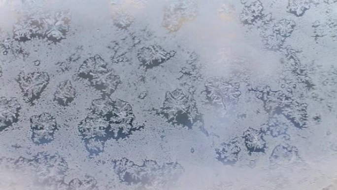 冰霜玻璃上的雪图案。窗户上的雪花图案