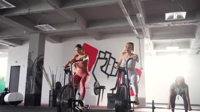 活跃而强壮的女运动员，在现代健身房锻炼