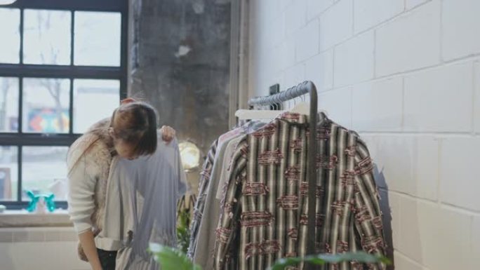 日本女性购物服装外国美女在商店尝试新衣服