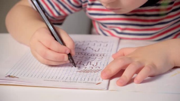 学龄前儿童学习写作，写字帖，手记特写。