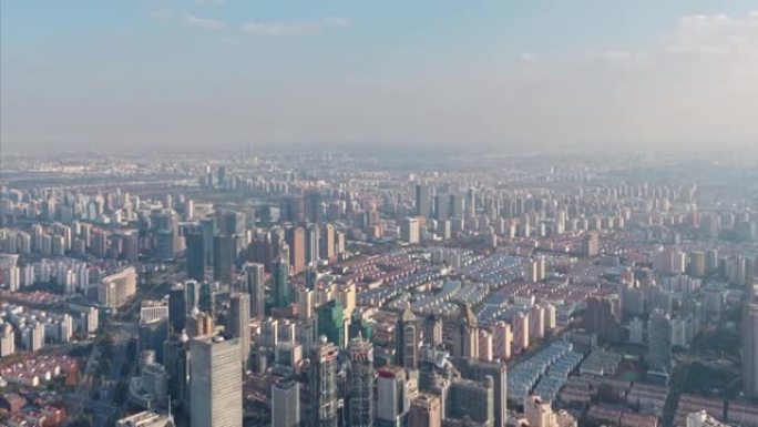 阴天午后的上海城市时间流逝，上海天际线的鸟瞰图，美丽的云彩在移动，4k镜头，b滚动镜头缩小效果。