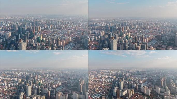 阴天午后的上海城市时间流逝，上海天际线的鸟瞰图，美丽的云彩在移动，4k镜头，b滚动镜头缩小效果。