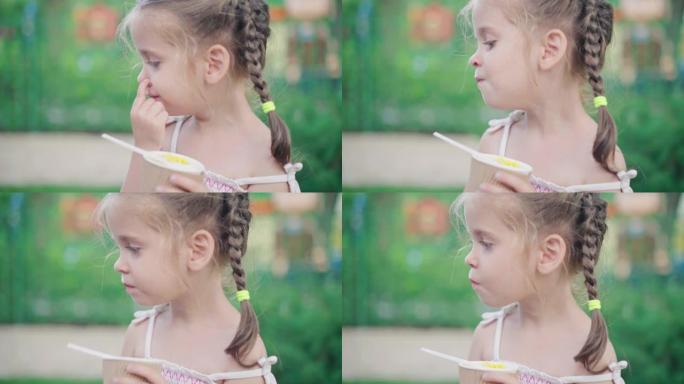 小女孩吃玉米纸玻璃坐凳夏季公园