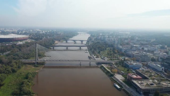 镇上穿越维斯瓦河的各种桥梁的鸟瞰图。河岸上的现代国家体育场。波兰华沙
