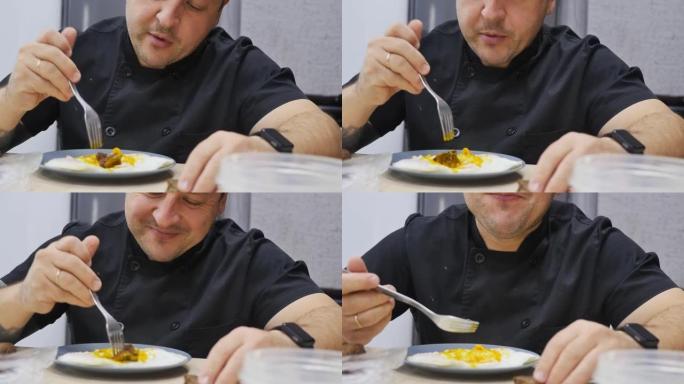 一个穿黑夹克的年轻人用叉子吃鸡蛋笑