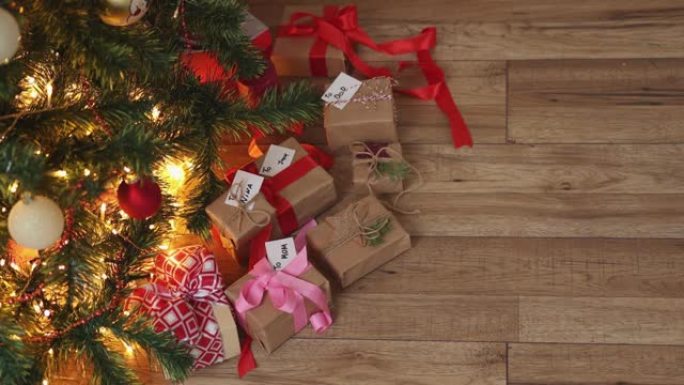 背景圣诞寒假: 装饰枞树，礼品盒，红色蝴蝶结